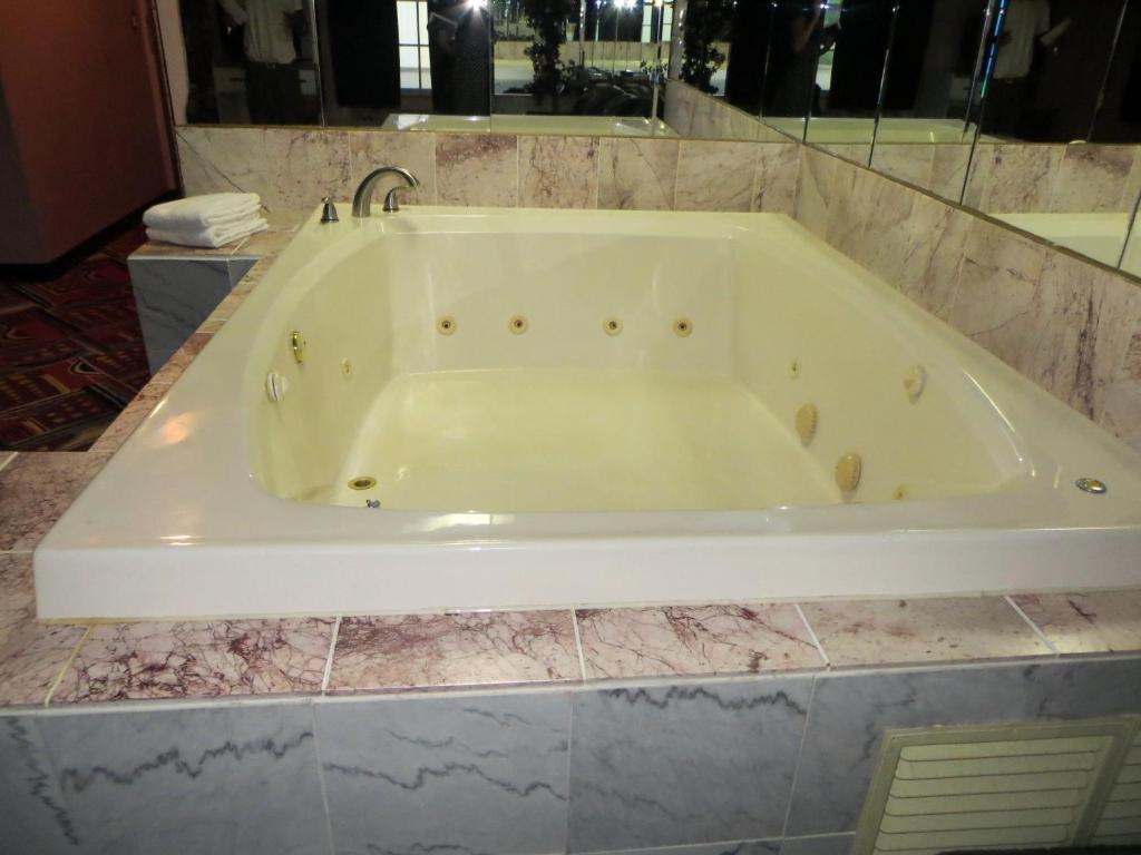 Hollywood Inn & Suites 구르네 객실 사진